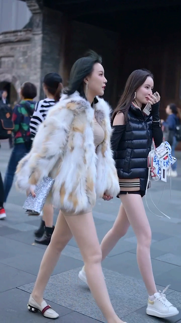 左边的小姐姐身材真好！
